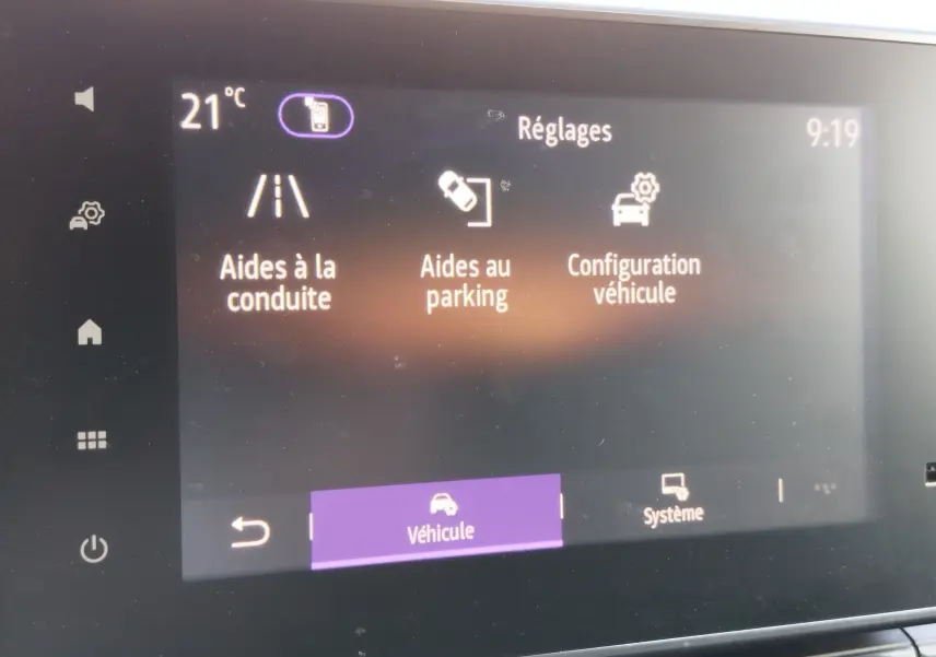 Écran tactile intérieur du Renault Kangoo 2023 affichant les réglages d’aides à la conduite, parking et configuration véhicule.