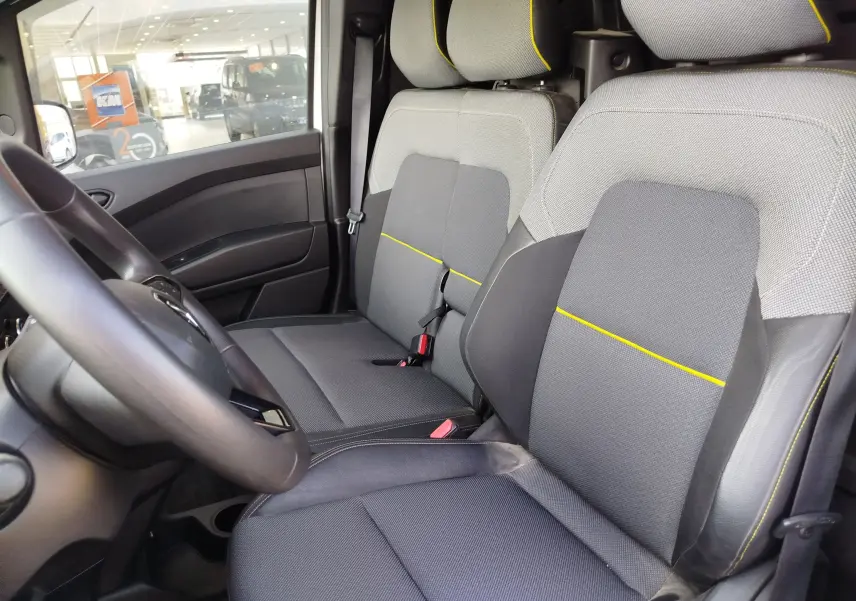 Vue intérieure côté conducteur du Renault Kangoo 1.5 Blue dCi 115ch 2023, sièges gris avec surpiqûres jaunes.