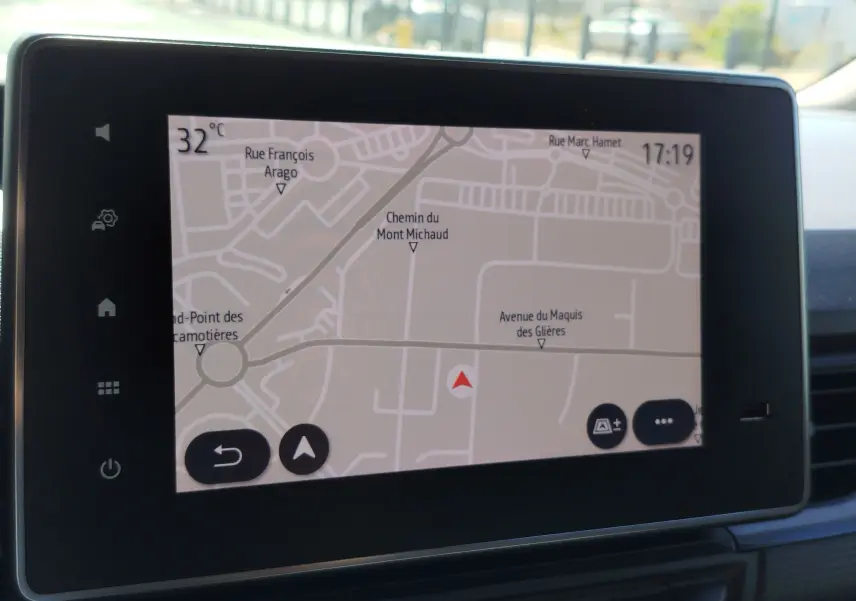 Écran tactile du système de navigation du Renault Kangoo 2023 affichant une carte et la température extérieure à 32°C.