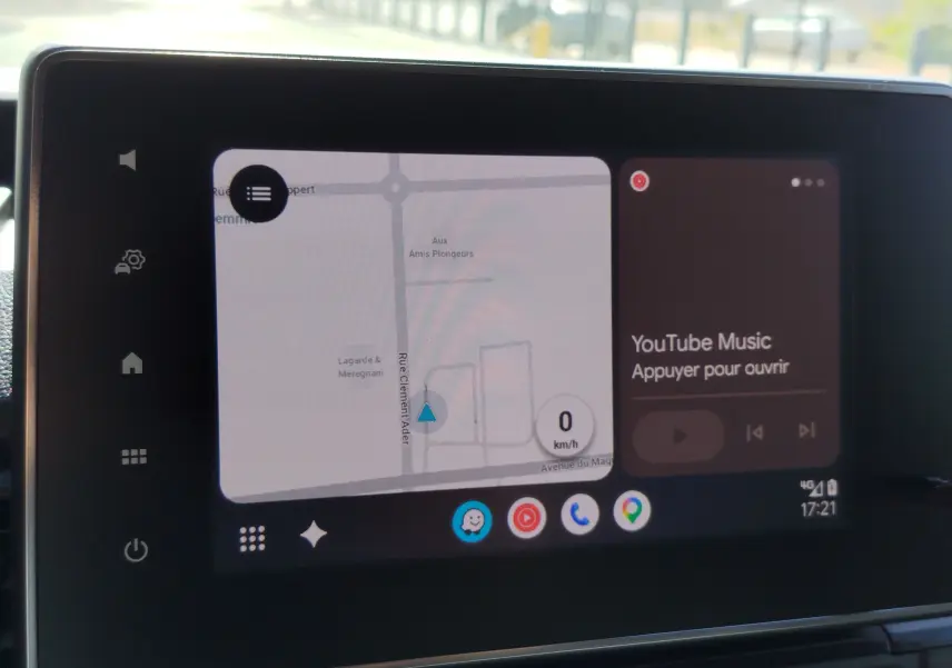 Écran tactile central du Renault Kangoo 2023 affichant la navigation et YouTube Music, intérieur gris.