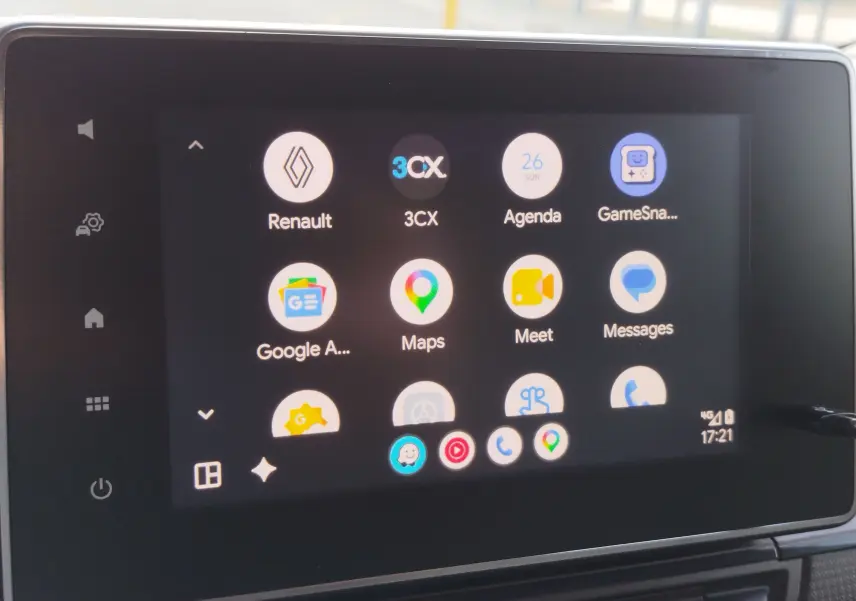 Écran tactile central affichant les applications connectées dans un Renault Kangoo blanc, vue rapprochée de l'interface multimédia.
