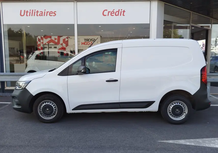 Vue de profil côté gauche d’un Renault Kangoo blanc Minéral 2023 utilitaire avec jantes acier et protections noires.