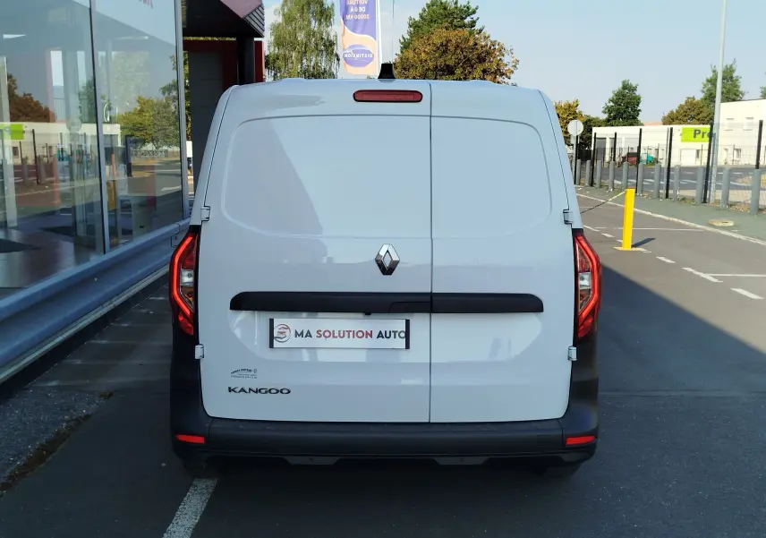 Vue arrière d'un Renault Kangoo blanc minéral 2023, avec portes battantes fermées et feux arrière allongés rouges.