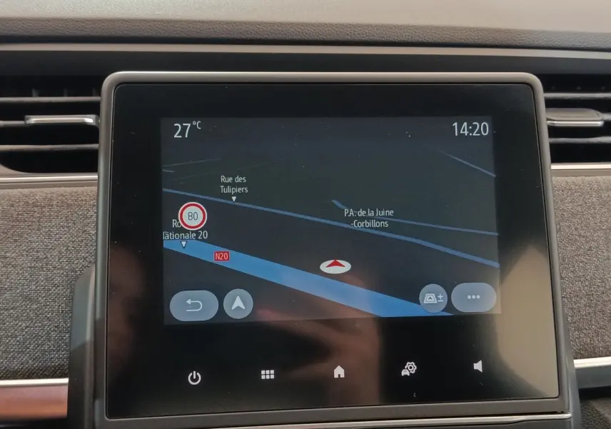 Écran tactile central du tableau de bord Renault ZOE blanc, affichant la navigation GPS en intérieur.