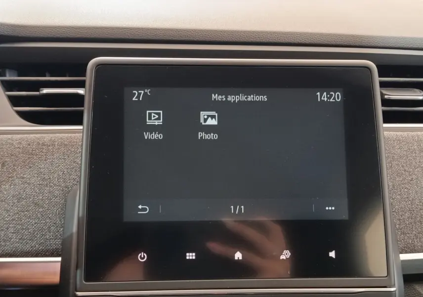 Écran tactile central affichant les applications vidéo et photo dans l’habitacle de la Renault ZOE Intens blanc.