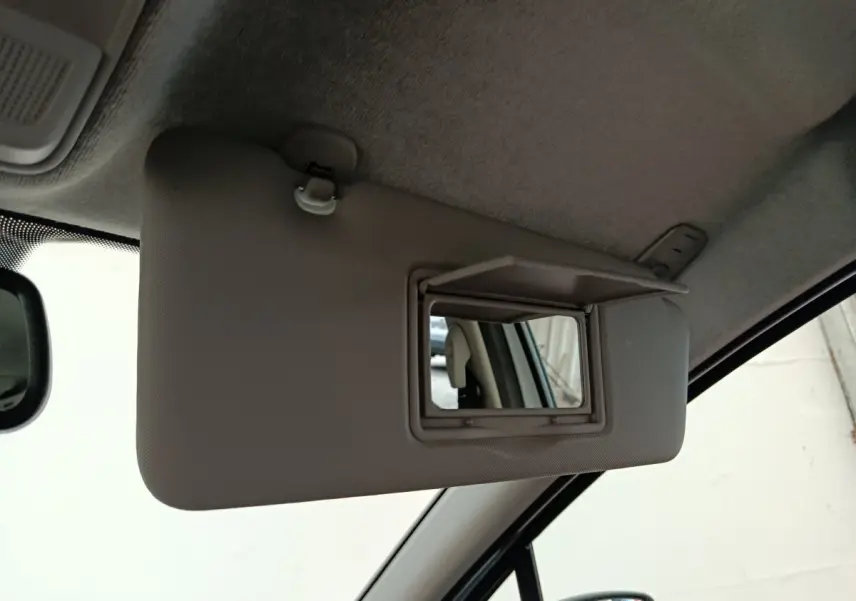 Détail du pare-soleil côté conducteur avec miroir de courtoisie ouvert dans une Renault ZOE blanche 2021.