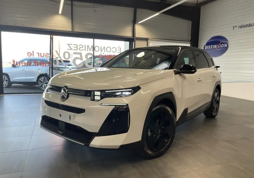 Citroën C5 Aircross blanc Okenite vue 3/4 avant en intérieur avec toit noir et jantes noires brillantes.