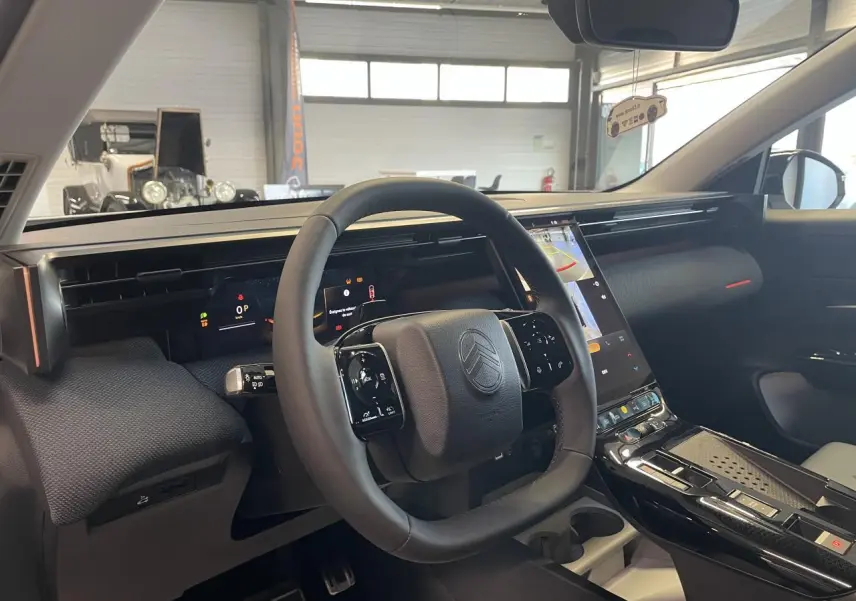 Intérieur de la Citroën C5 Aircross 2026 vu côté conducteur, tableau de bord noir avec écran tactile vertical.
