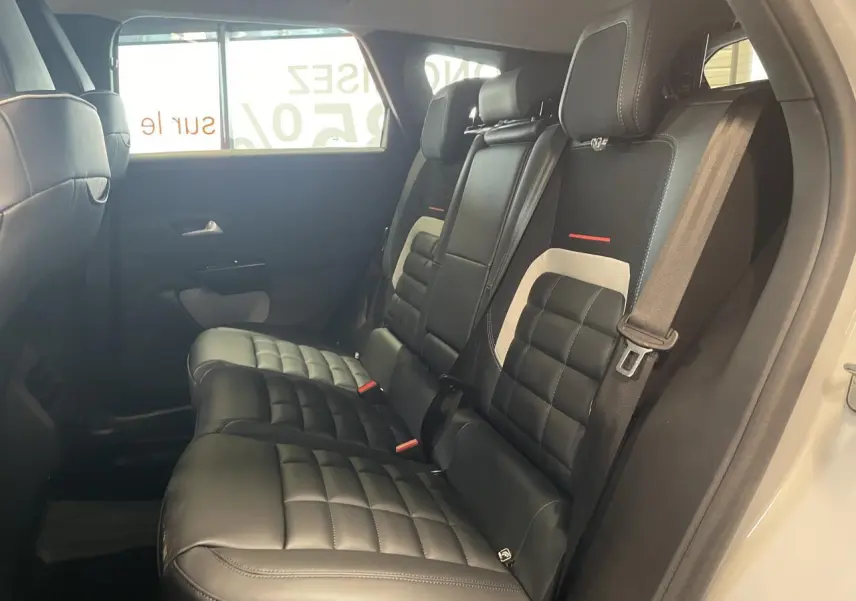 Vue latérale intérieure des sièges arrière noirs matelassés du Citroën C5 Aircross 2026 avec ceinture de sécurité visible.