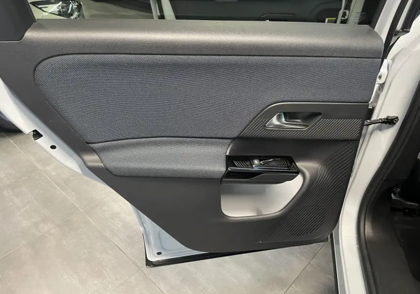 Vue intérieure de la porte arrière droite blanche du Citroën C5 Aircross 2026 avec habillage noir et gris texturé.