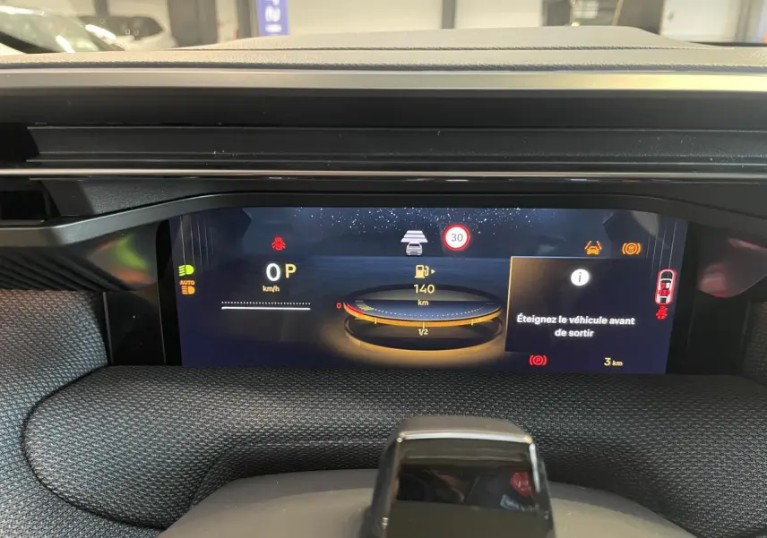 Tableau de bord numérique du Citroën C5 Aircross blanc, affichage de la vitesse et autonomie, vue intérieure frontale.