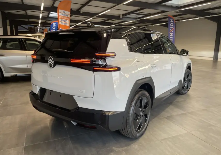 Vue 3/4 arrière droite du Citroën C5 Aircross blanc Okenite avec toit noir et feux arrière LED distinctifs.