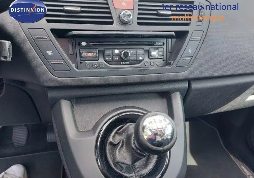 Le levier de vitesse manuel en gros plan dans l'habitacle d'une Citroën C4 Picasso 2013 gris alu metal.