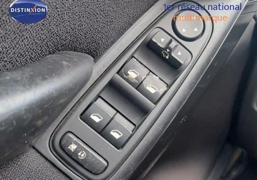 Panneau de commandes des vitres électriques côté conducteur d'une Citroën C4 Picasso gris alu métal de 2013.