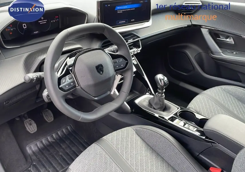 Intérieur du Peugeot 2008 2025 en noir perla metal, vue côté conducteur montrant tableau de bord et boîte manuelle.