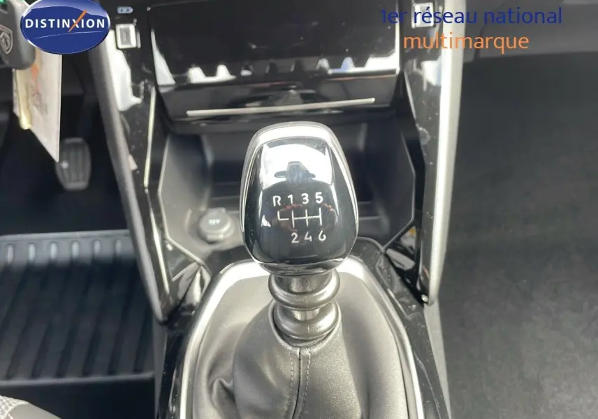 Le levier de vitesses manuel noir brillant du Peugeot 2008 2025 en gros plan intérieur.