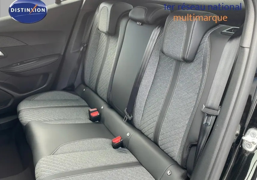 Vue latérale droite des sièges arrière en tissu gris et cuir noir du Peugeot 2008 noir Perla Metal 2025.