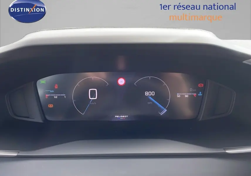 Tableau de bord numérique du Peugeot 2008 2025 affichant vitesse et régime moteur, vue frontale intérieure.