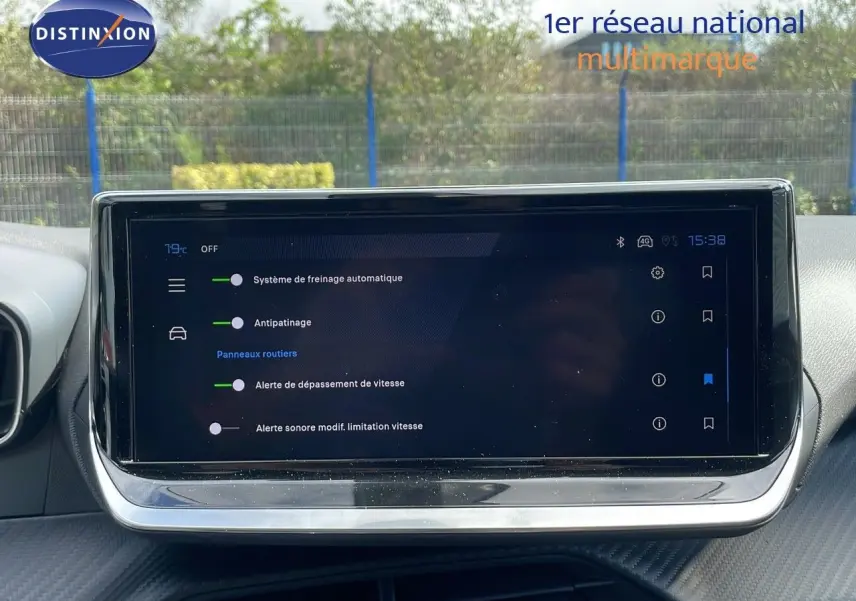 Écran tactile central du Peugeot 2008 2025 affichant les réglages d'assistance à la conduite en intérieur.