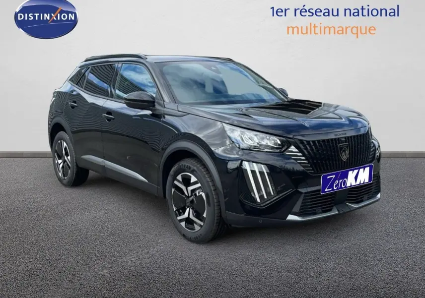 Peugeot 2008 noir perla metal en 3/4 avant droit, avec feux LED et jantes bi-ton distinctives.