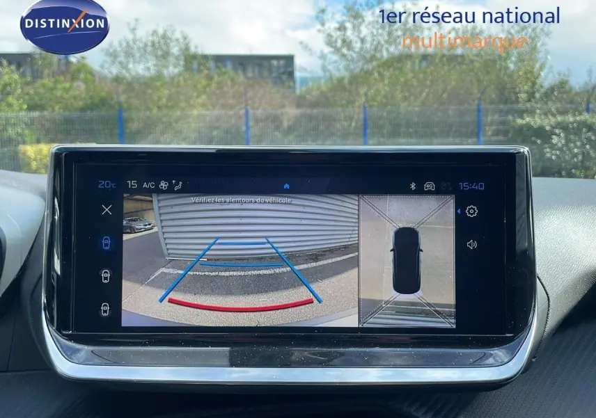 Écran tactile intérieur affichant la caméra de recul et vue 360° du Peugeot 2008 noir perla metal.
