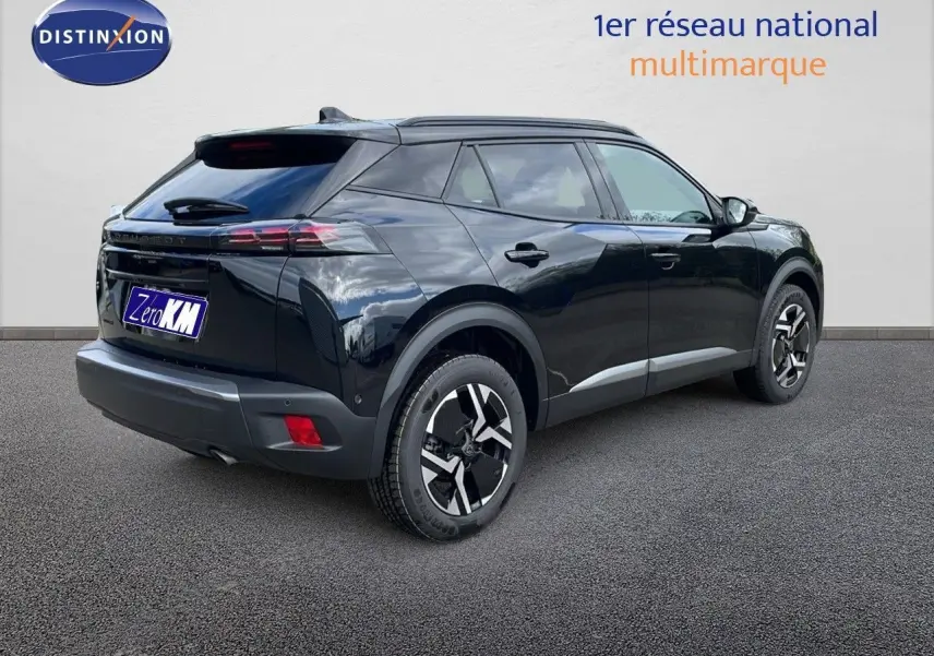 Peugeot 2008 noir perla metal vu en 3/4 arrière droit, soulignant ses jantes bicolores et lignes modernes.