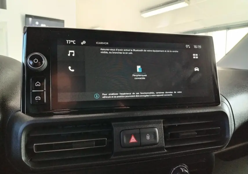 Écran tactile central du tableau de bord du Citroën Berlingo 2025, avec commandes et affichage Bluetooth visible.