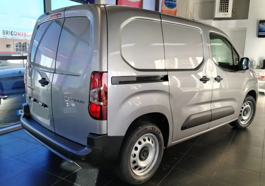 Vue 3/4 arrière droite d'un Citroën Berlingo Van gris acier 2025 avec portes arrière battantes et jantes acier simples.