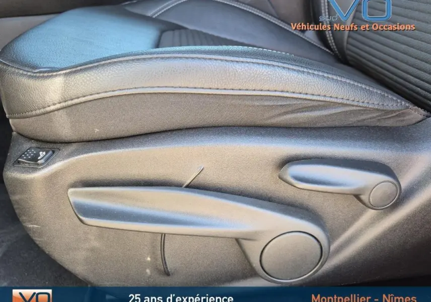 Gros plan sur le réglage électrique lombaire du siège conducteur en cuir noir du Jeep Compass blanc 2023.