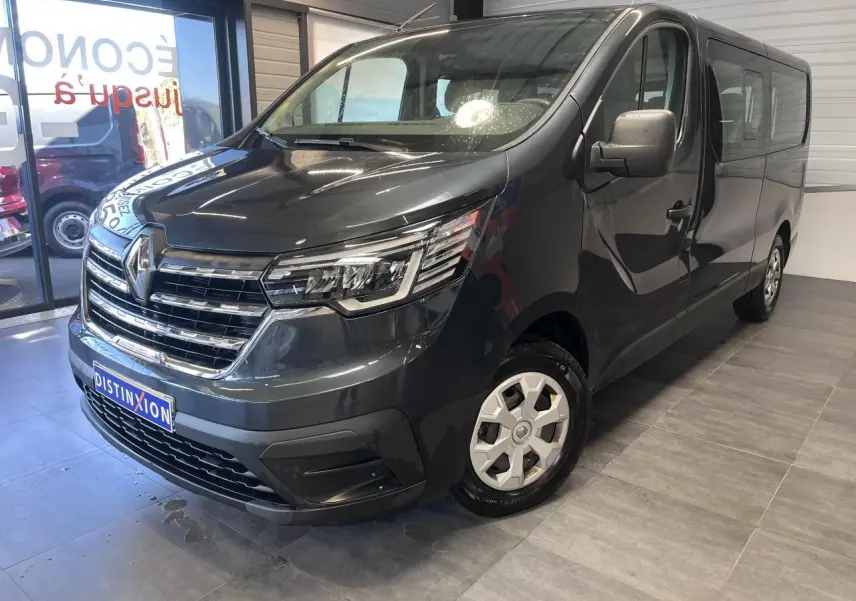 Renault Trafic Fourgon gris foncé en 3/4 avant droit, avec projecteurs Full LED et jantes 16 pouces.