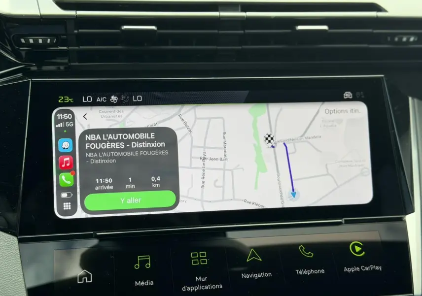 Écran tactile central affichant la navigation GPS dans l’habitacle d’une Peugeot 308 gris Selenium, vue de face.