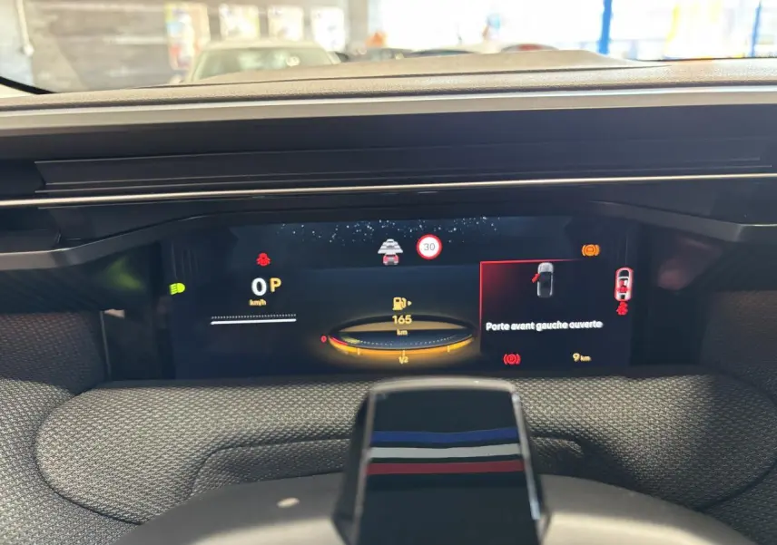 Vue du tableau de bord numérique de la Citroën C5 Aircross, affichage d'alerte porte avant gauche ouverte.