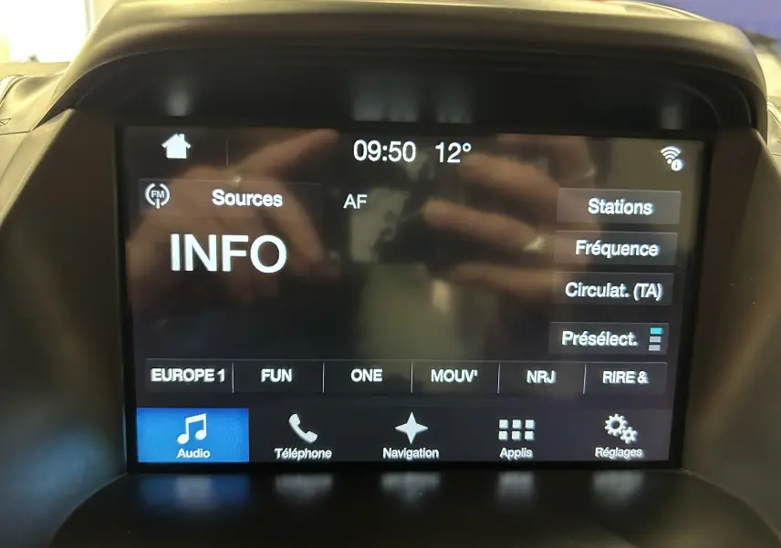 Écran tactile central du Ford Kuga 2017 affichant les options audio et navigation, vue en gros plan intérieur.