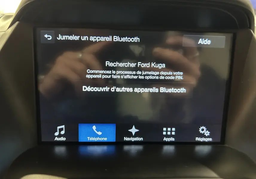 Écran tactile central du Ford Kuga 2017 affichant le menu Bluetooth pour jumelage, vue de face en intérieur.