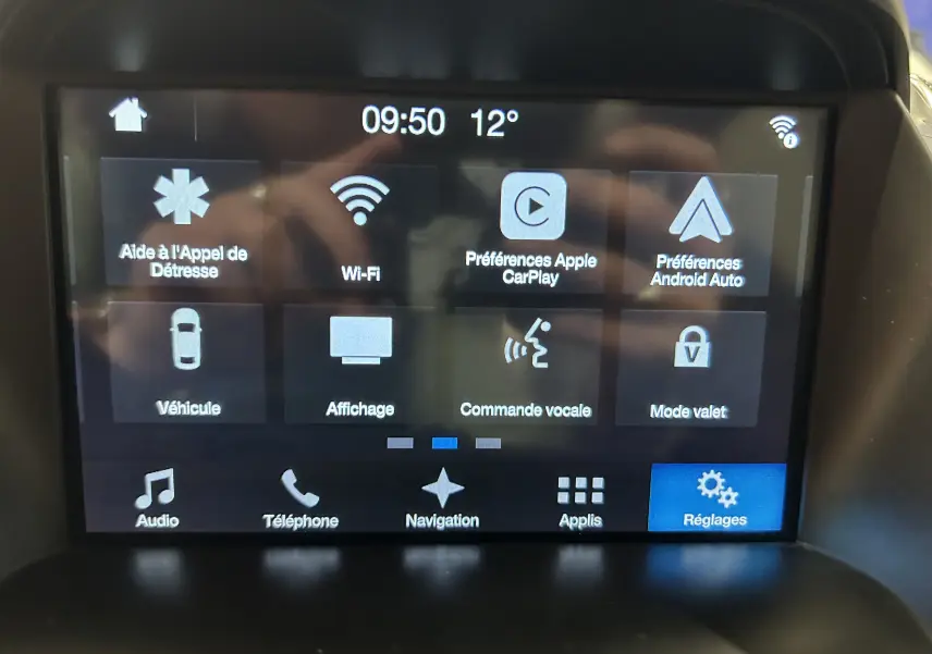 Écran tactile central du Ford Kuga noir 2017 affichant les options connectivité et réglages.