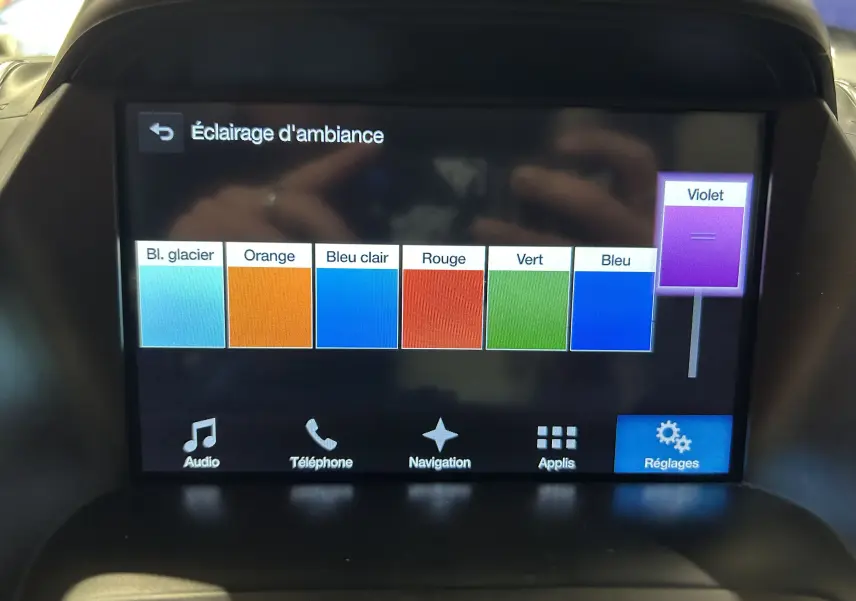 Écran tactile intérieur du Ford Kuga 2017 affichant les options de réglage d’éclairage d’ambiance avec plusieurs couleurs disponibles.