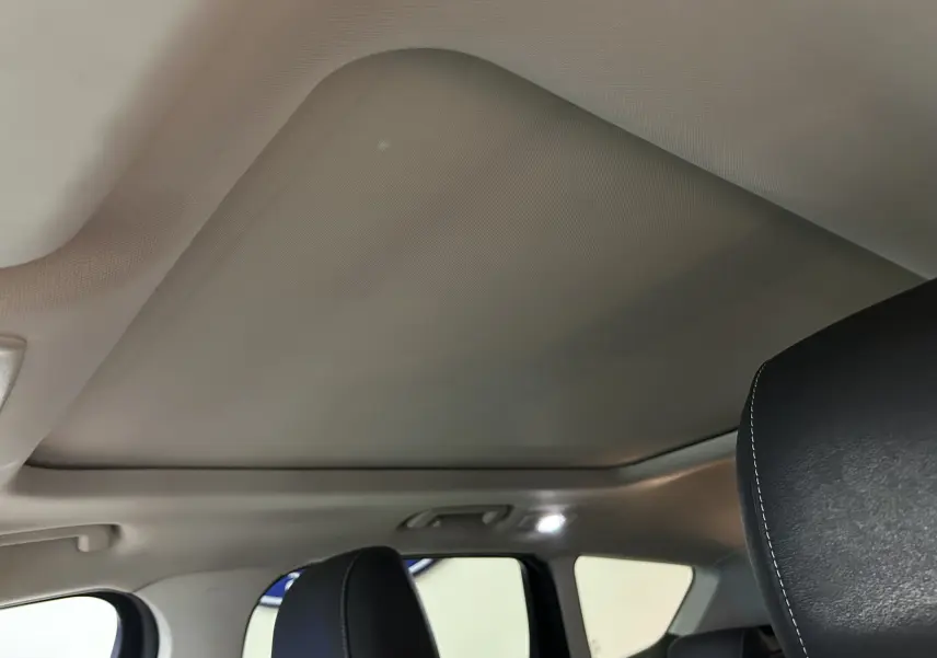 Vue intérieure du toit ouvrant fermé et des appuie-têtes en cuir noir du Ford Kuga Vignale 2017.