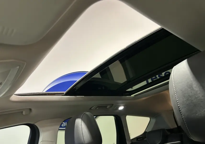 Vue intérieure du toit ouvrant panoramique et des sièges en cuir noir du Ford Kuga Vignale 2017.