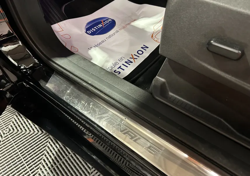 Gros plan sur la plaque de seuil de porte avant gauche noire du Ford Kuga Vignale, mettant en valeur le logo Vignale.