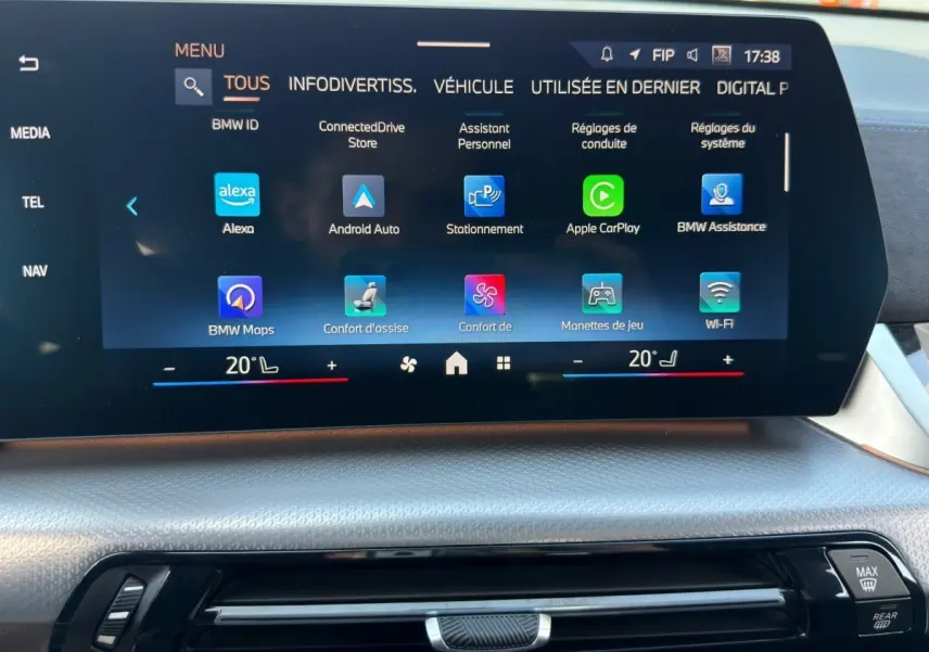 Écran tactile central du tableau de bord de la BMW X1 2025 affichant les options connectées et climatisation à 20°C.