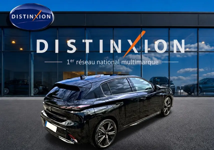 PEUGEOT 308 1.2 hybrid 145 GT e-dcs6 noir, vue 3/4 arrière droit, jantes alu et vitres surteintées visibles.