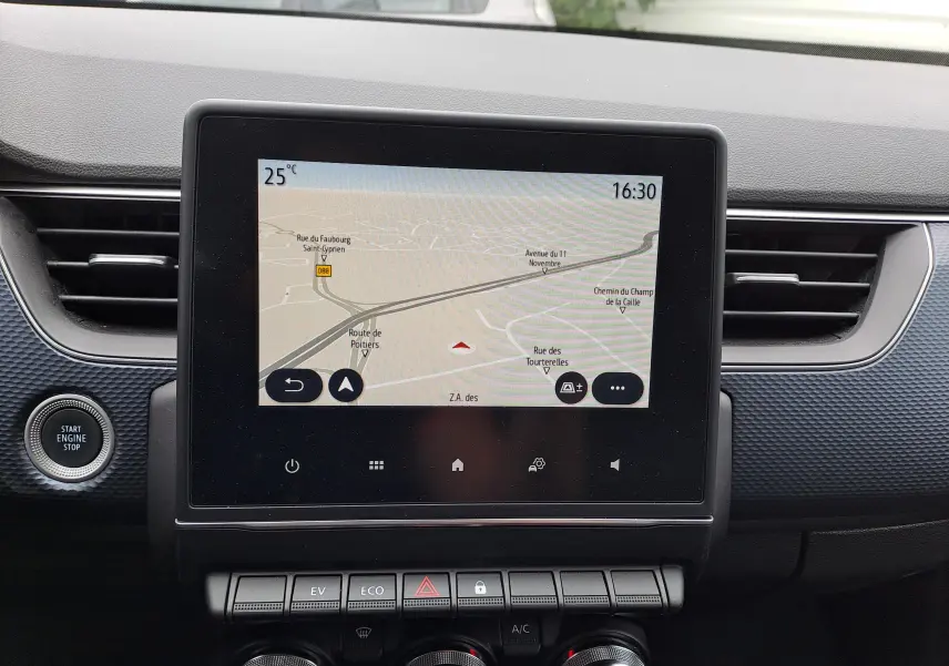 Écran tactile central du tableau de bord du Renault Arkana bleu Zanzibar, affichant la navigation GPS à 16h30.