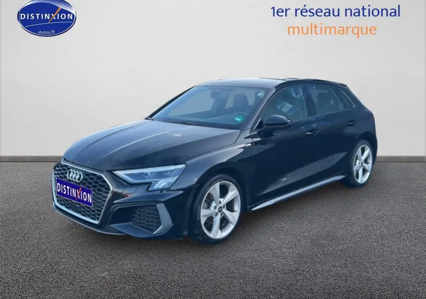 Audi A3 Sportback noir vue en 3/4 avant droit, mettant en valeur sa calandre hexagonale et ses jantes 5 branches.