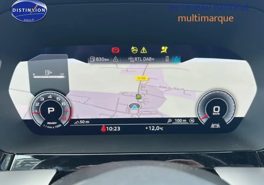 Tableau de bord numérique de l'Audi A3 Sportback 2024 affichant la navigation et compte-tours en vue frontale.