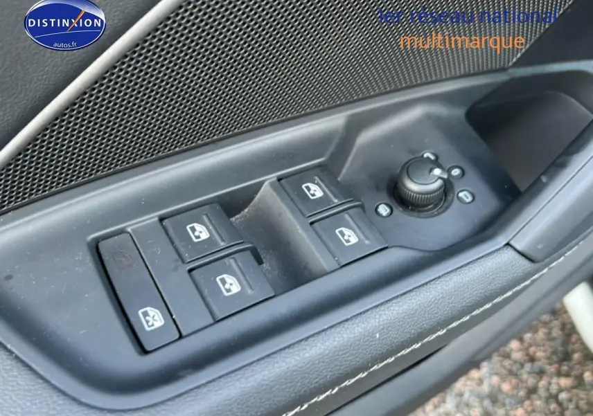 Gros plan sur les commandes des vitres et rétroviseurs côté gauche d'une Audi A3 Sportback noire 2024.
