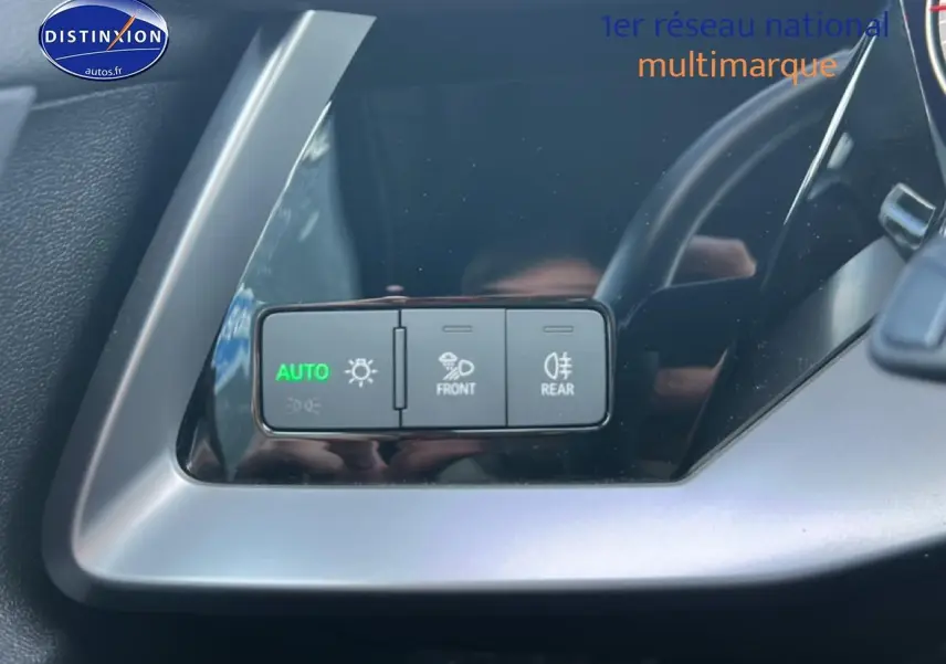 Boutons de commande d'éclairage automatique et feux antibrouillard avant et arrière sur le tableau de bord d'une Audi A3 Sportback noire 2024