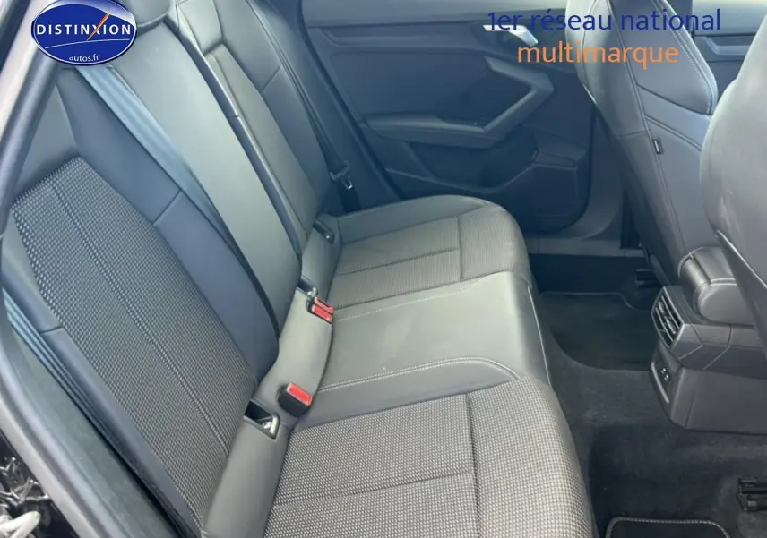 Banquette arrière en tissu noir et gris vue côté droit de l'Audi A3 Sportback 35 TFSI 2024.