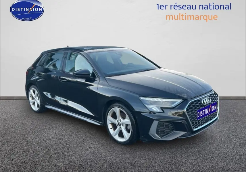 Audi A3 Sportback noir vue 3/4 avant droit avec calandre hexagonale et jantes 5 branches argentées