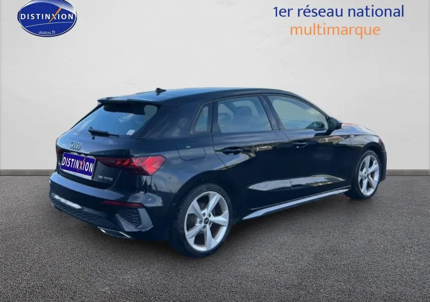 Audi A3 Sportback noir vue 3/4 arrière côté droit avec jantes 18 pouces et feux LED distinctifs.