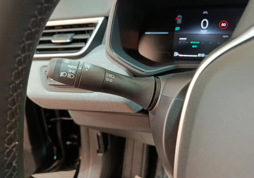 Gros plan sur la manette des feux et clignotants à gauche du volant dans l'habitacle de la Renault Clio 2025.